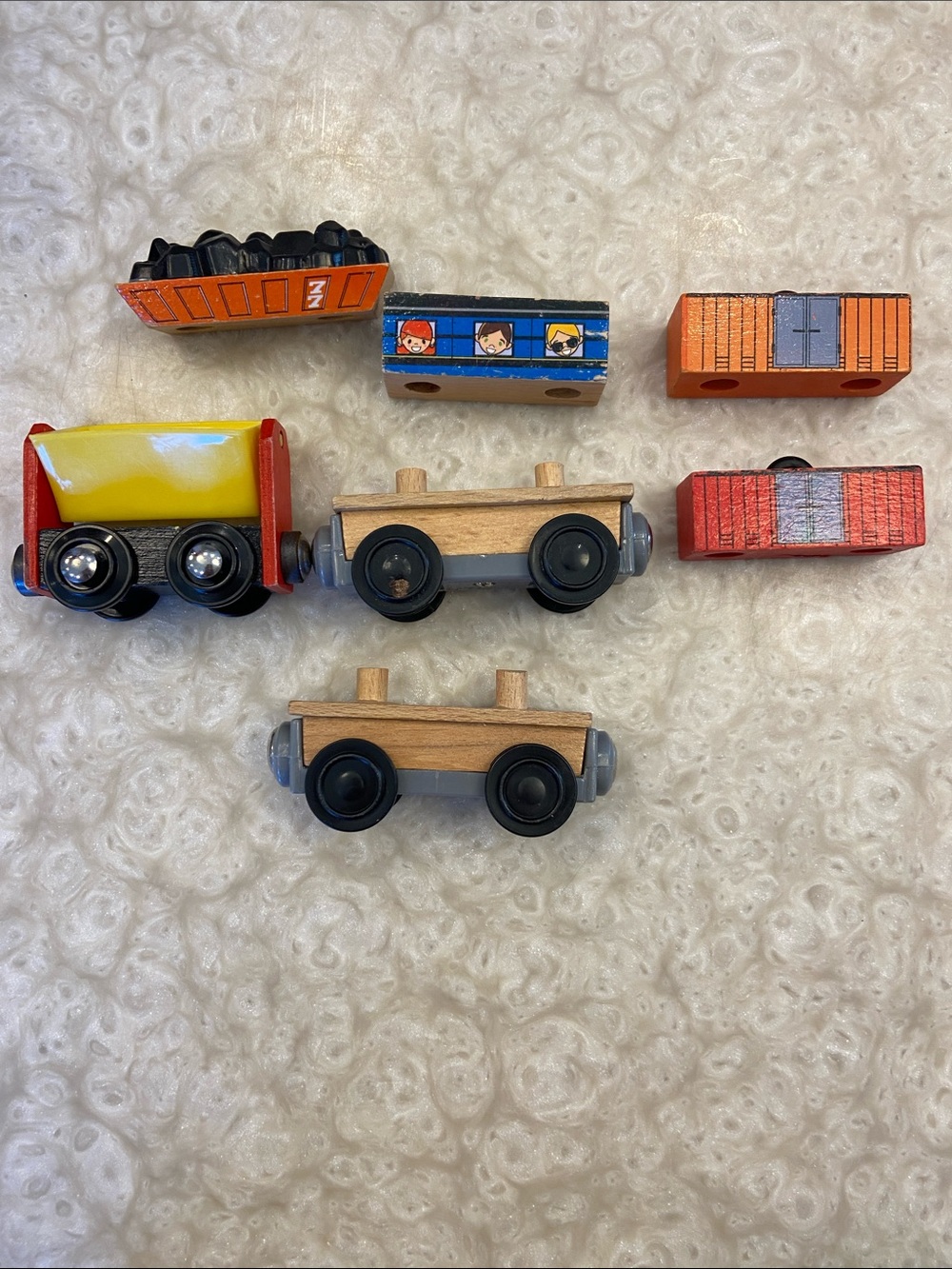 Wooden trains - Picture 4 of 6